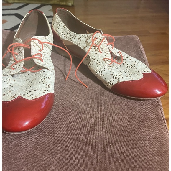 Latitude Femme Patent Leather and Laser Cut Leather Lace Up Flats - Picture 1 of 10